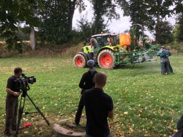 Fin de tournage du film sur les pratiques #phytosanitaire de la @msa_actu avec @ChambagriBzh et @crodip. Lavage du Pulvé et notre #agriacteur va prendre sa...