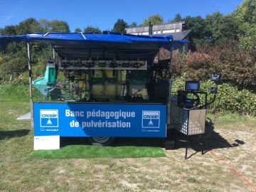 Intervention pour @SyngentaFrance sur les bonnes pratiques de #pulvé avec notre nouveau banc pédagogique de #pulvérisation, buses anti dérive homologuées...